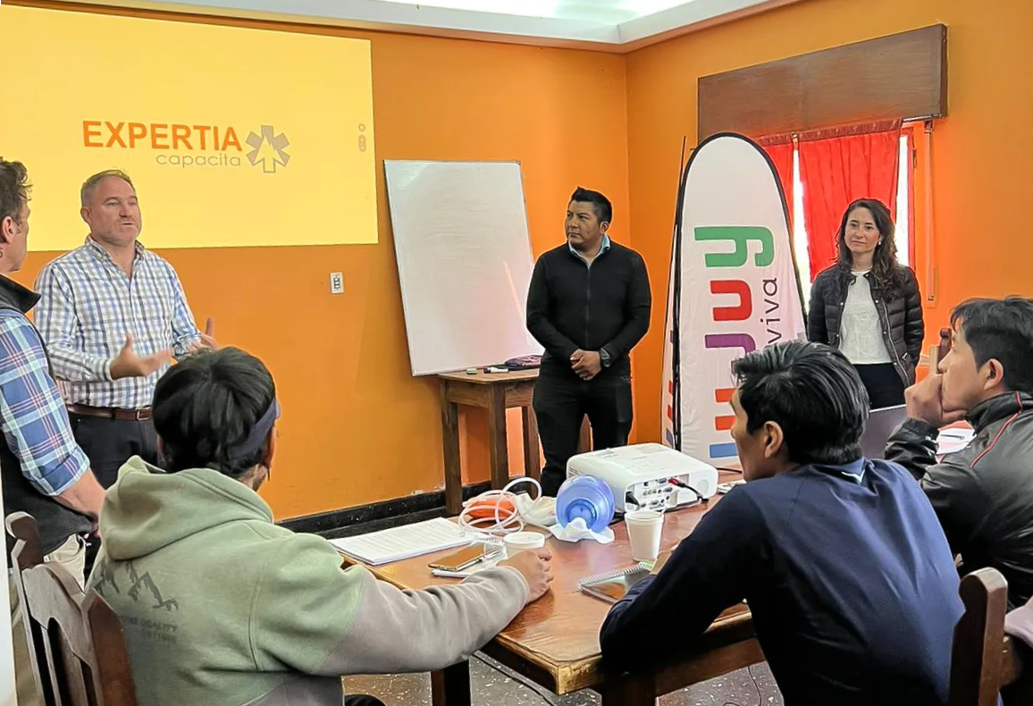 El secretario de Turismo de Jujuy, Diego Valdecantos (izq.), presentó a los instructores de la fundación Expertia Capacita, en la jornada realizada en Tilcara.