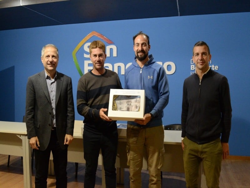 Entrega de bandera y ayuda económica a deportistas