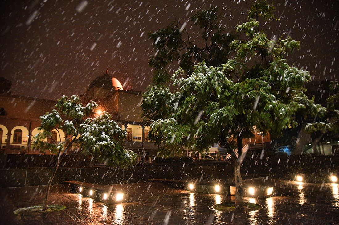 El centro de la capital de Córdoba se cubrió de nieve. (Pedro Castillo/ La Voz)