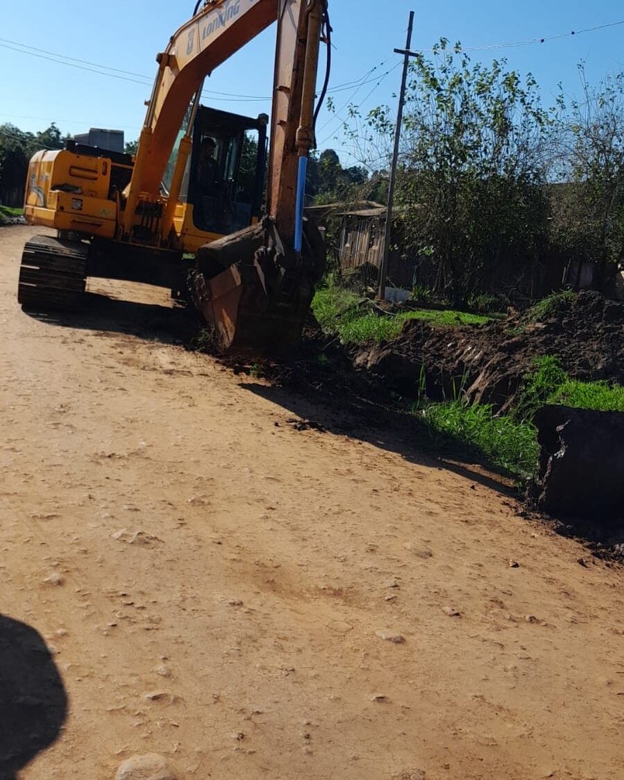 Realizan trabajos para colocación de caños pluviales en Puerto Iguazú.