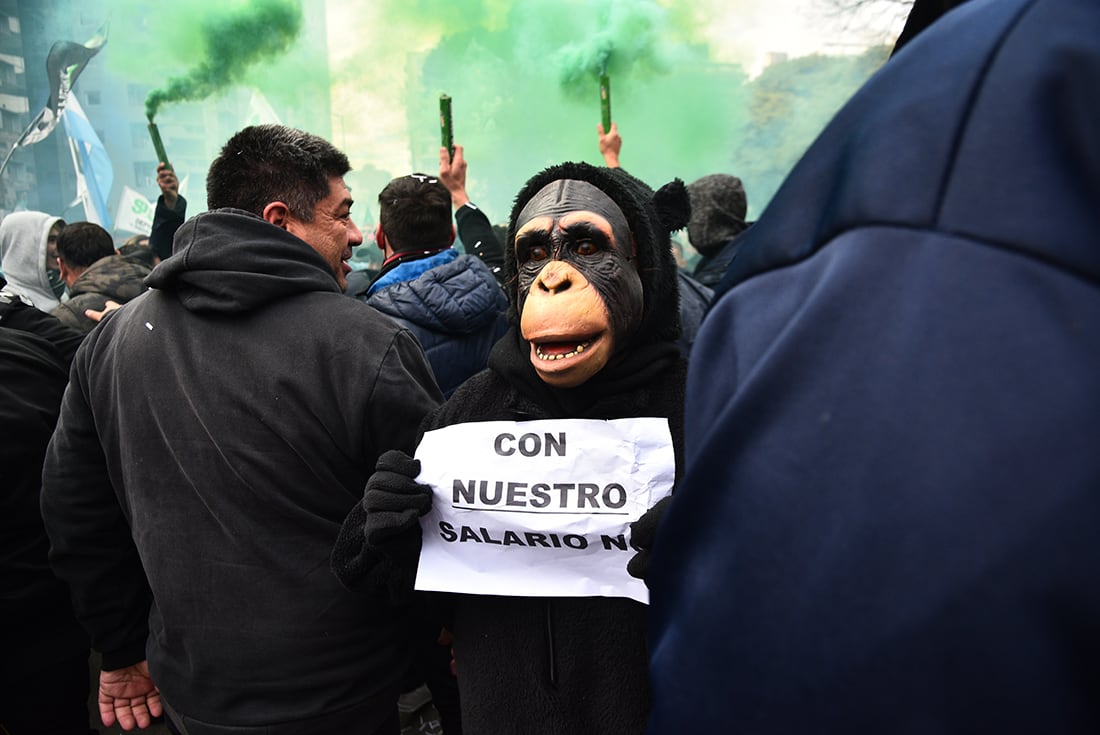 El gremio del Suoem marcha hacia el Centro Civico por las calles de la ciudad de Córdoba. (Pedro Castillo / La Voz)