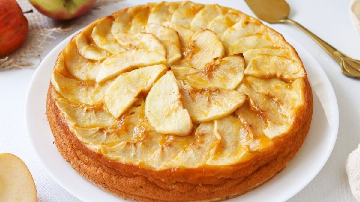 El paso a paso para una tarta de manzana con solo dos ingredientes