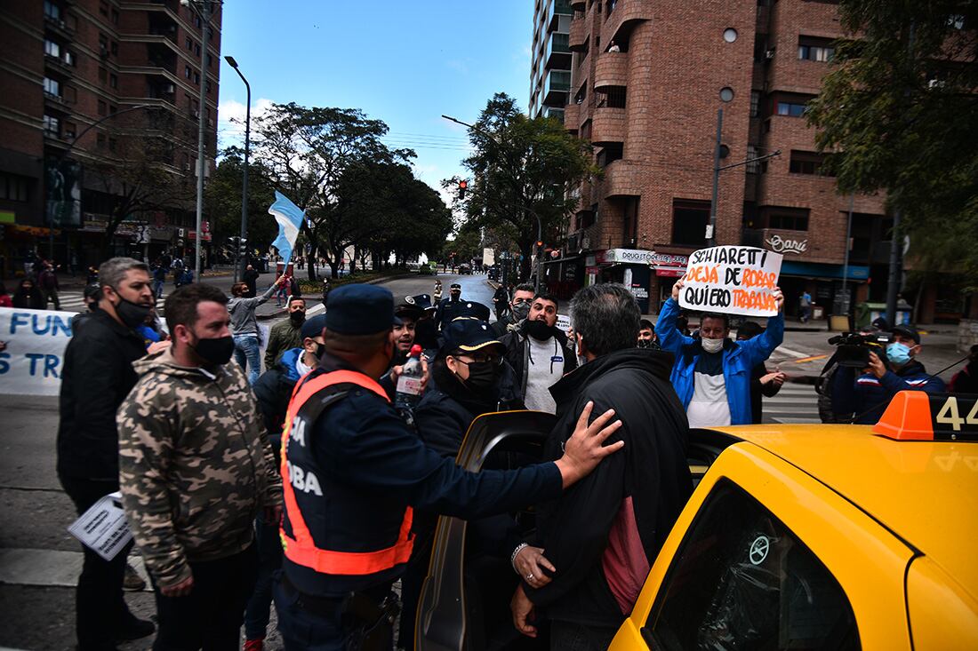 Cordoba el 21 de Mayo de 2021   protesta e incidentes en la manifestaciones de dueños y trabajadores del sector gastronomico de bares y restaurantes por las nuevas medidas de restricciones del gobierno ante la segunda ola de covid 19 Foto: Pedro Castillo