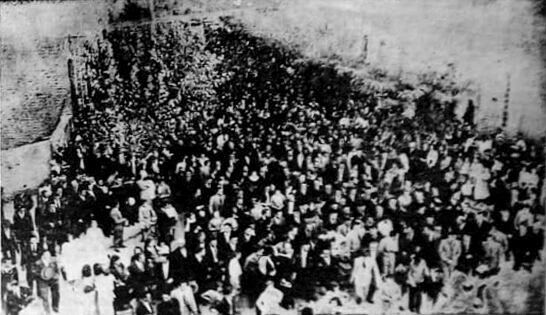 Multitud que acompañó el cortejo fúnebre hasta el cementerio.
(La Nueva Provincia 30 de abril 1935.)