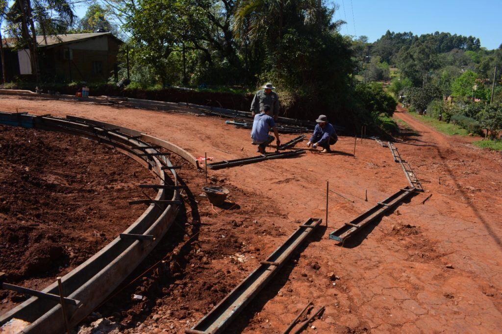 Avanzan con la construcción de obras viales en Oberá.