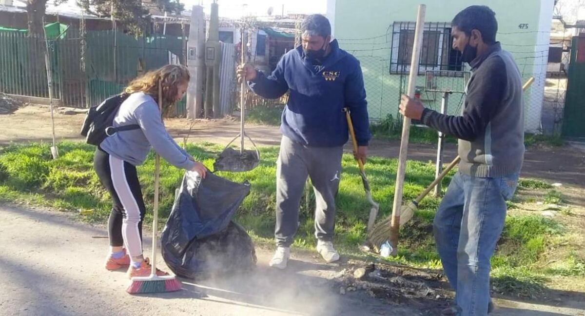 El trabajo social de Madres Cocinando pasó de la cocina a la limpieza en las calles y acequias