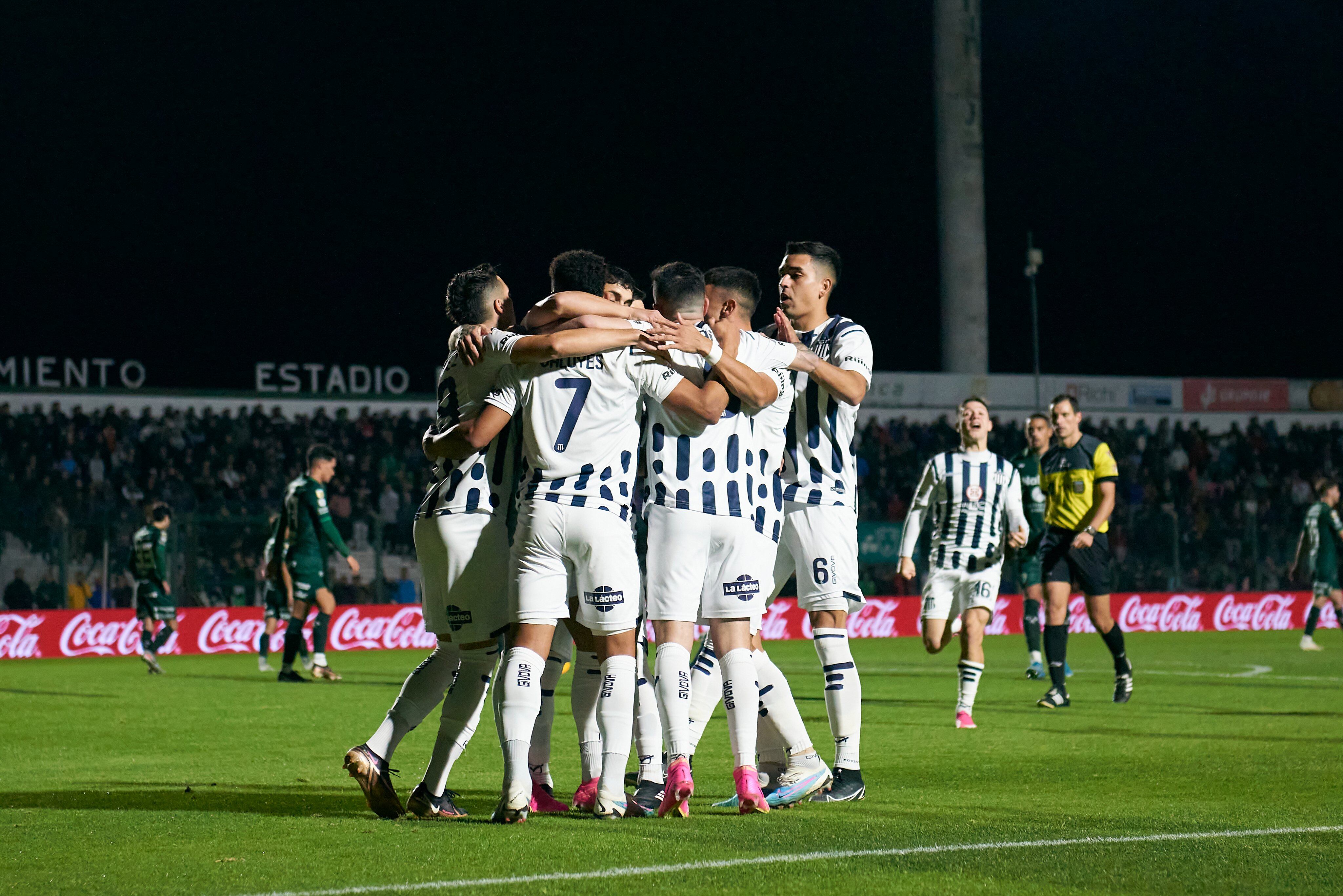 En Junín. Diego Valoyes abrió el marcador a los 5 minutos para el abrazo de todo Talleres. Con este 1-0, la “T” sigue en carrera a la caza de River. (Prensa Talleres)