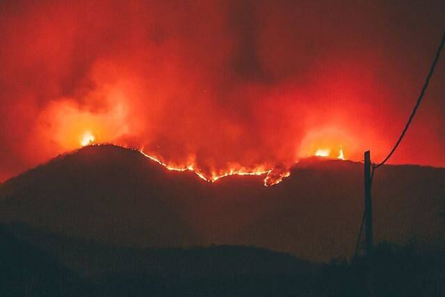 Bomberos combaten un incendio en el cerro Uritorco (IG Charli Parrilla).