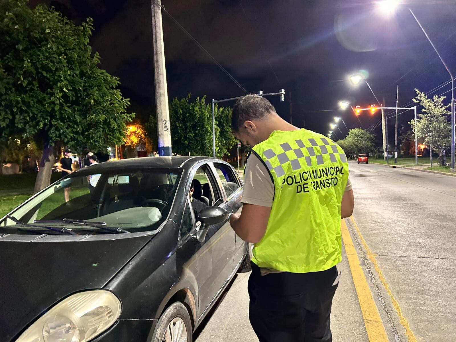 Controles de la Municipalidad de Córdoba este viernes por la madrugada.