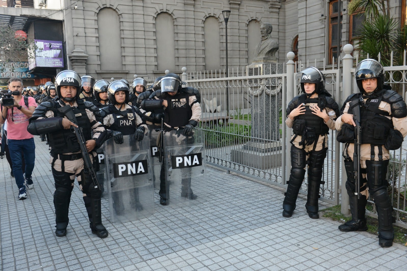 La Policía impidiendo el paso a los manifestantes.