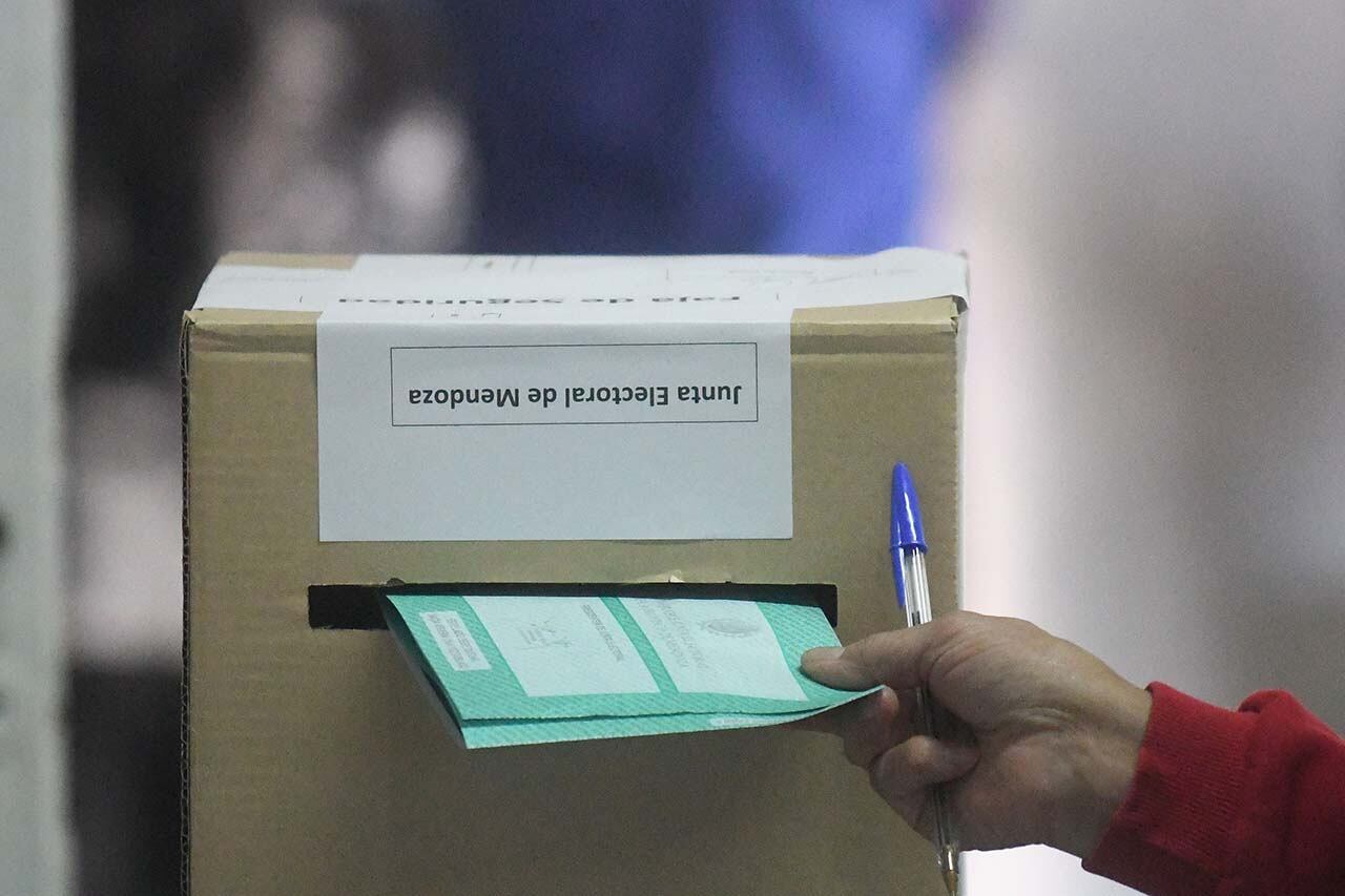 Elecciones PASO en 7 departamentos de la provincia de Mendoza.
En la escuela Celina Álvarez del departamento de Maipú, los ciudadanos ingresan a votar sin problemas, estrenando el sistema de boleta única de papel para elegir a sus candidatos

Foto:José Gutierrez / Los Andes 