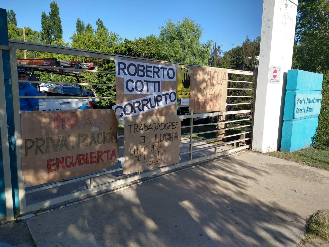 El ingreso a la planta potabilizadora en Cuesta Blanca.