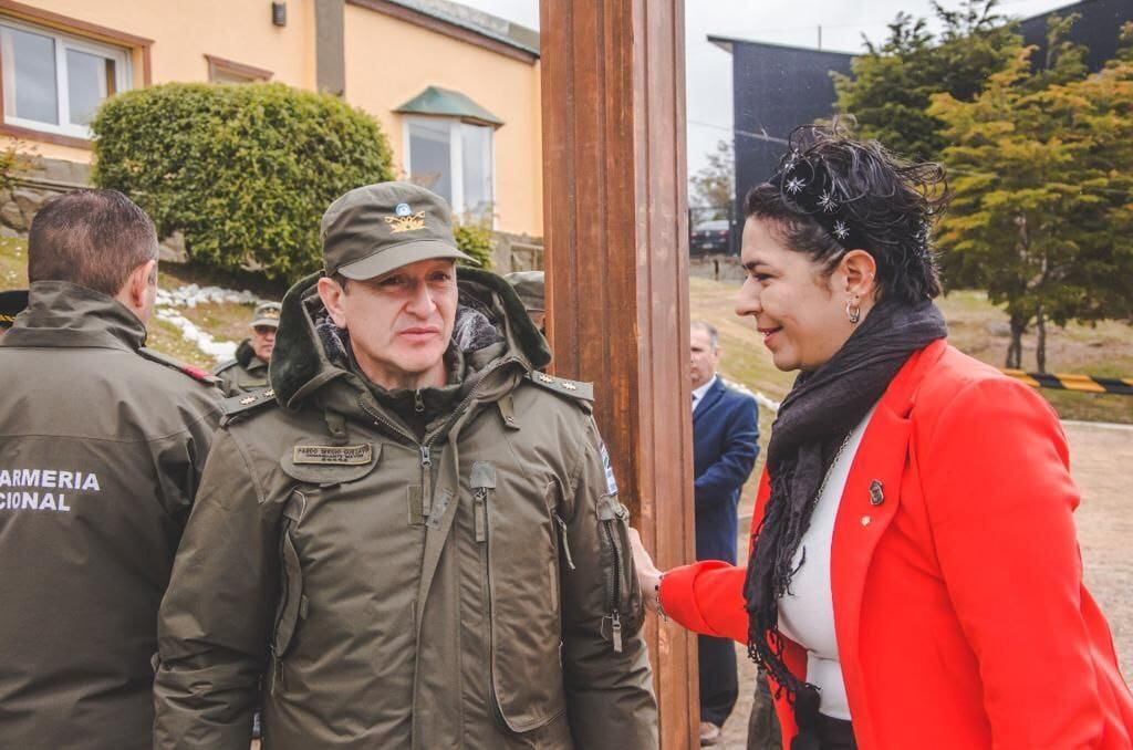 En representación del intendente Walter Vuoto, el jefe de Gabinete de la Municipalidad de Ushuaia, Omar Becerra junto a la secretaria de Gobierno, Yésica Garay, participaron de la ceremonia de puesta en cargo del nuevo jefe de Agrupación XIX Tierra del Fuego, comandante Principal Silvio Ramón Amarilla.