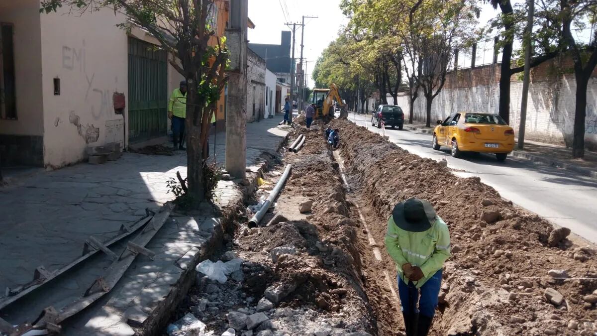 Cuadrillas de Agua Potable trabajan en sectores de San Salvador de Jujuy en el recambió de cañerías que abastecen del producto a la población.