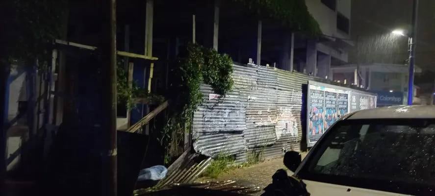 Los vecinos afirmaron que el edificio donde ocurrió el crimen está abandonado.