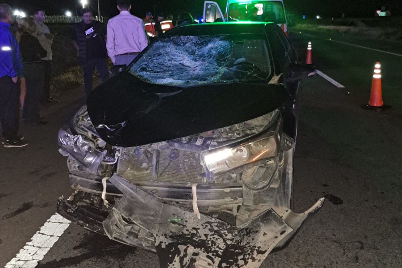 El Toyota Corolla quedó destruido. (Policía)