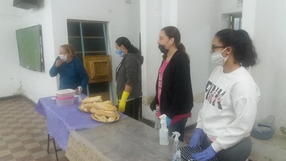 Voluntarios de Cáritas y grupo campamento de la Ciudad de Pérez ayudando a los más necesitados