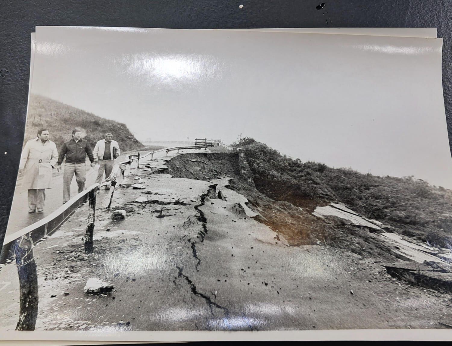 Los especialistas relevan la ruta 338 luego de una lluvia, a principios de 1980.