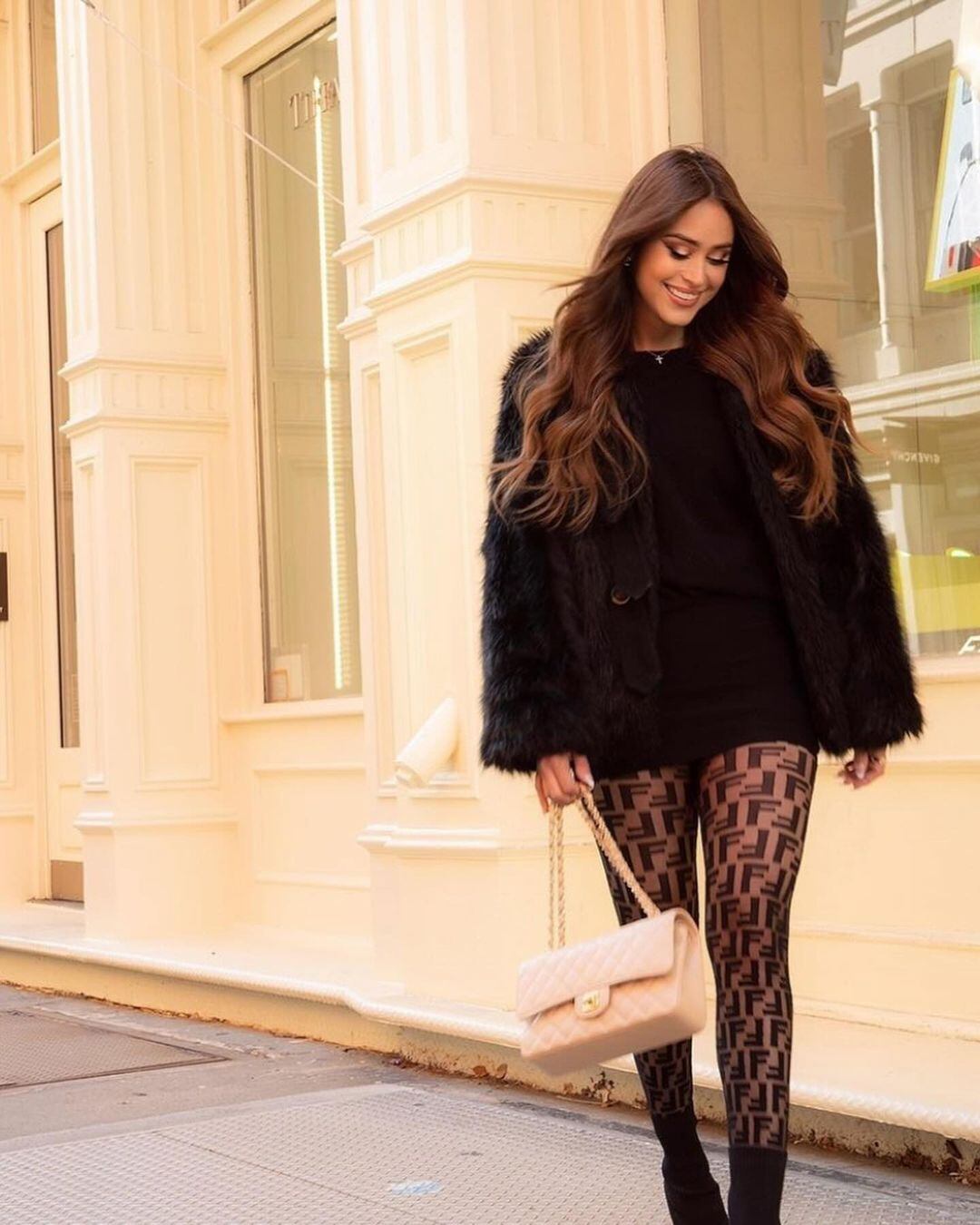 Transparencias y el abrigo must del otoño: Yanet García subió la temperatura con un outfit total black infartante