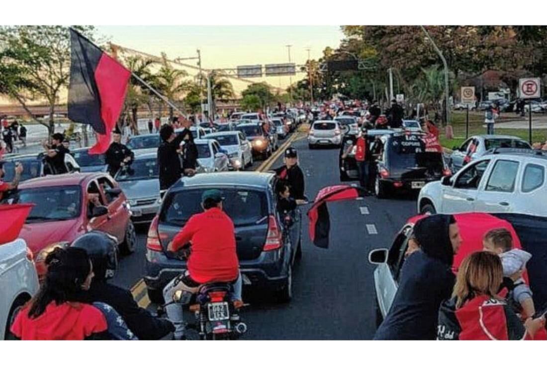 Festejos de los hinchas de Colón en la Costanera por tercer día consecutivo.