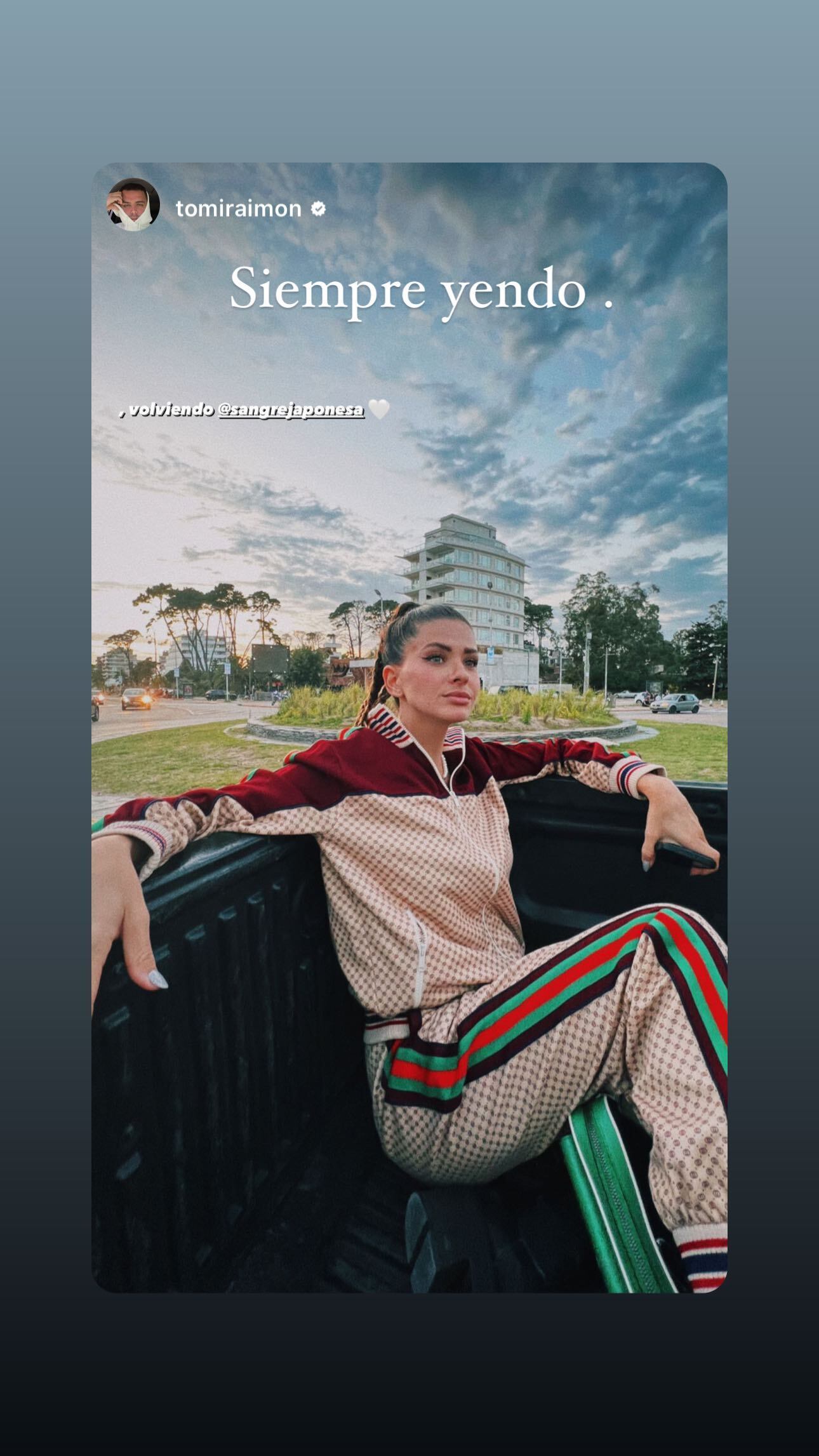 China Suárez en un conjunto oversize retro de Gucci