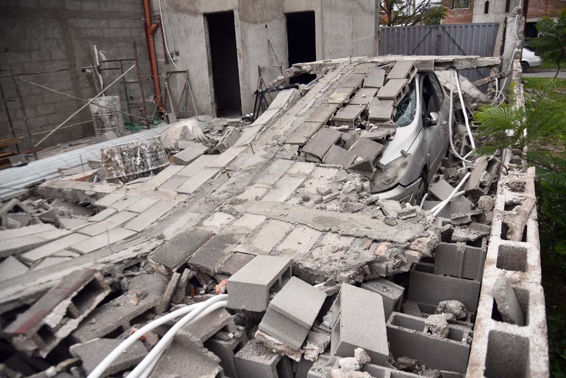 Cuatro autos aplastados al derrumbarse una pared por el fuerte viento en barrio Carcano de la ciudad de Córdoba. El propietario contó que se escuchó una explosión fuerte cuando todo se vino abajo. (Pedro Castillo/ La Voz)