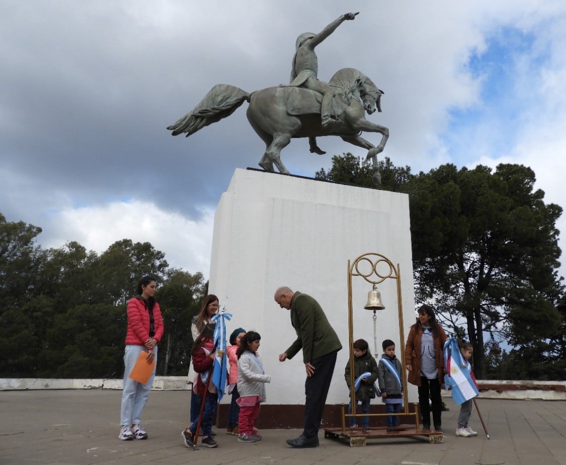 Se realizó el traspaso simbólico de la Campana Sanmartiniana, cuya custodia pasó del Jardín N°914 de Albatros XX al Jardín N°915 de Pehuen Co.