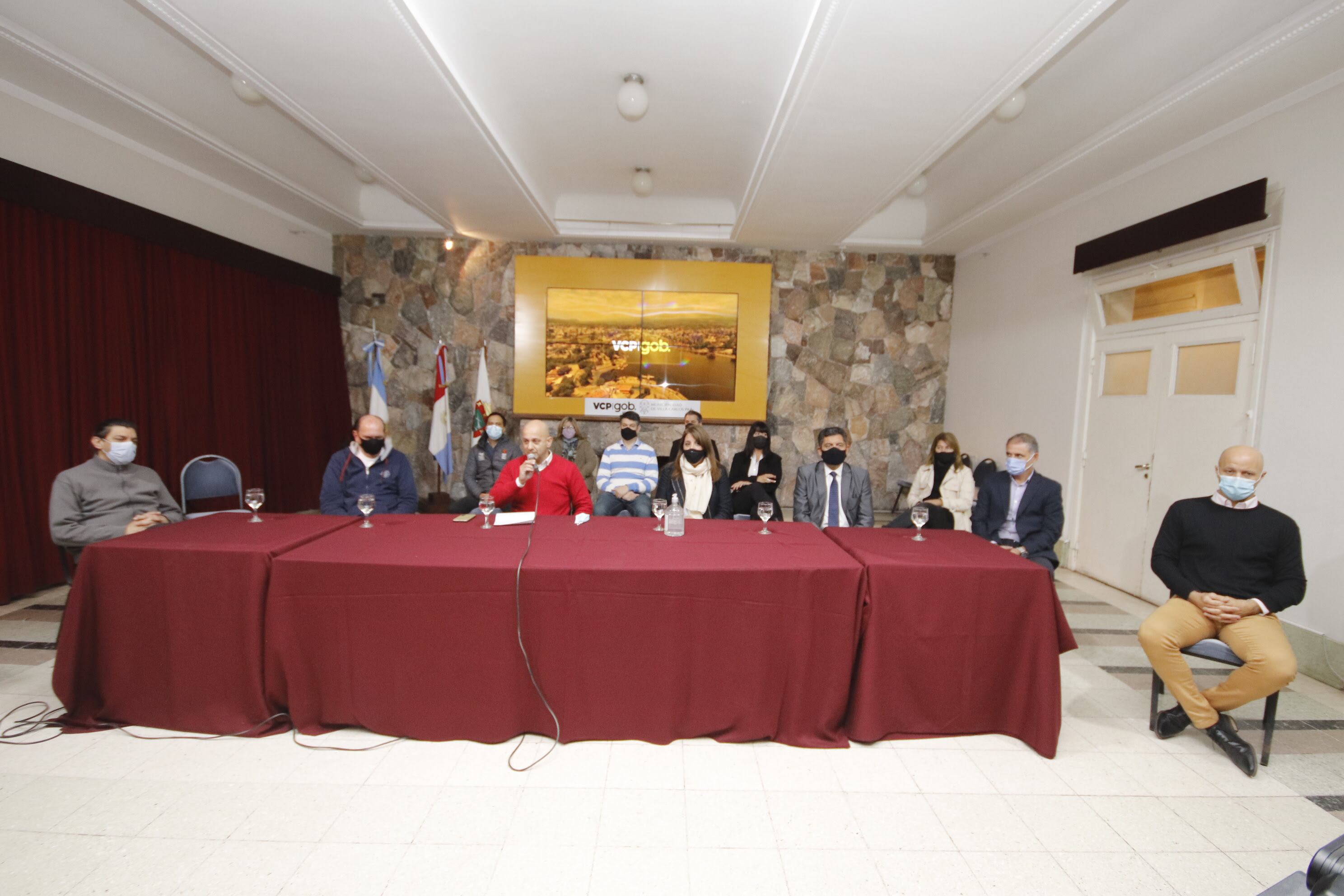 Intendente Daniel Gómez Gesteira junto al equipo de Gobierno, en su primera conferencia tras el traspaso oficial del servicio de agua potable.