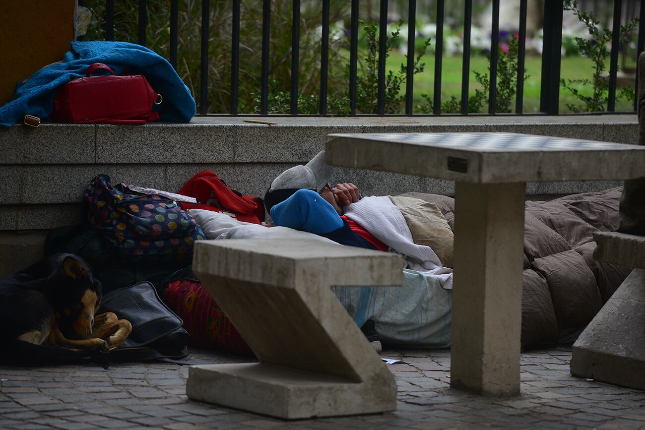 Pobreza gente en situación de calle, personas indigentes durmiendo en la cale.  Plazalote del Fundador detrás de la Catedral. (José Gabriel Hernández / La Voz)