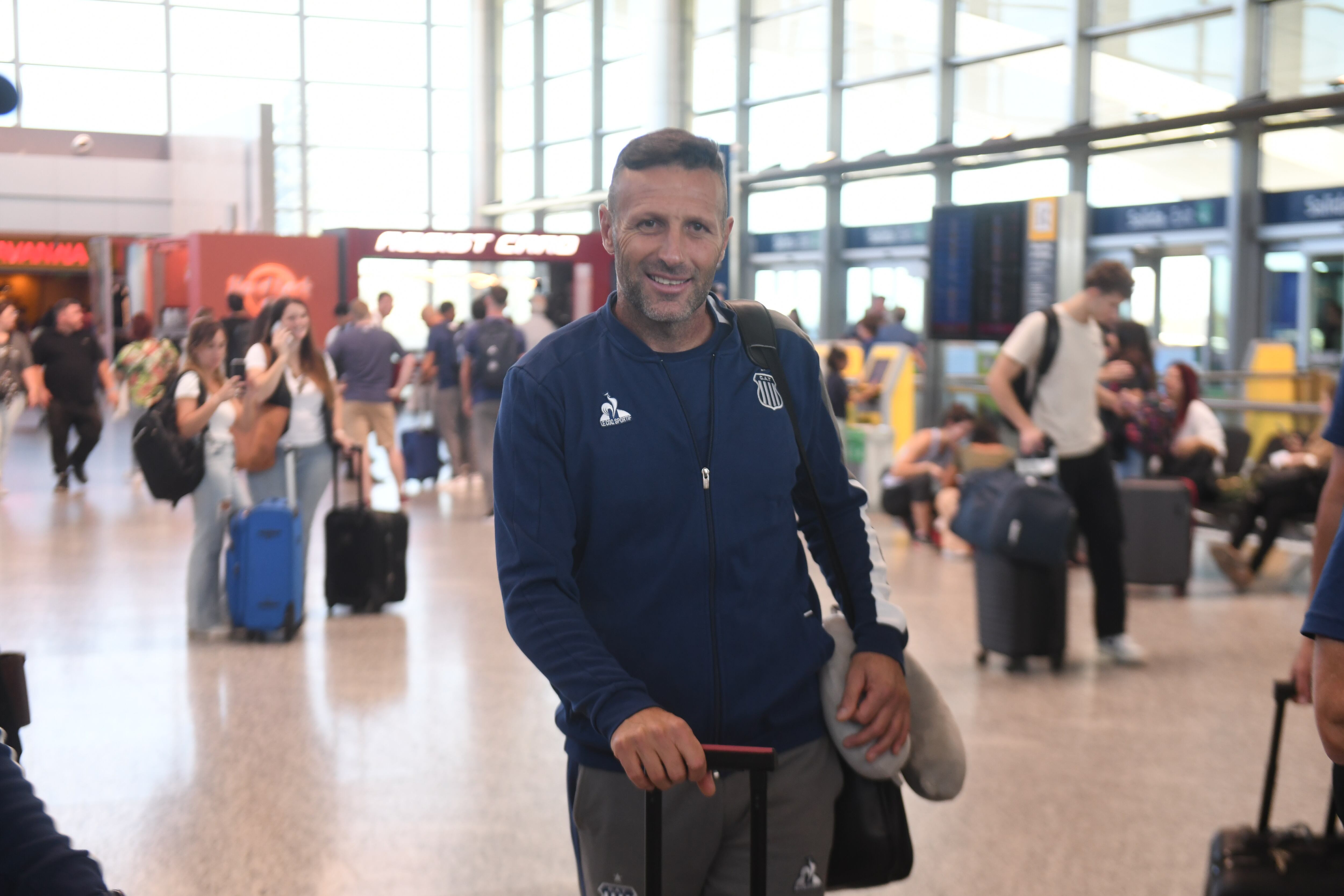 Partida desde el aeropuerto Córdoba de los jugadores y tecnico de Talleres hacia Rusia (La Voz).