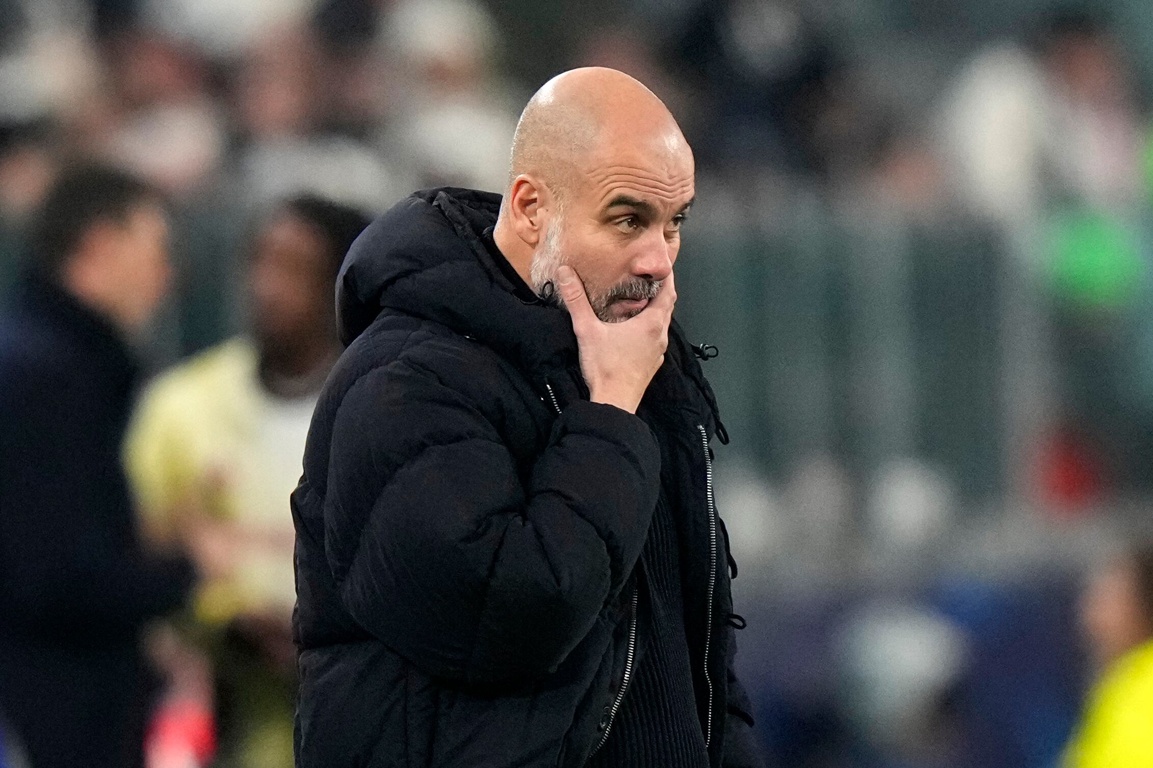 Pep Guardiola, entrenador del Manchester City, reacciona durante un partido de la fase inicial de la Liga de Campeones entre Juventus y Manchester City  en el Estadio Allianz, en Turín, Italia, el martes 11 de diciembre de 2024. (AP Foto/Luca Bruno)