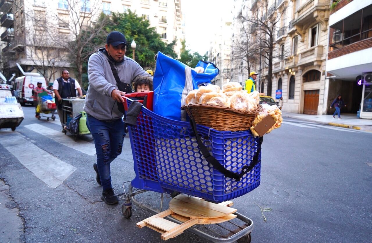 La Policía debió confiscar seis parrillas y todo tipo de puestos de comidas instalados en la vía pública.