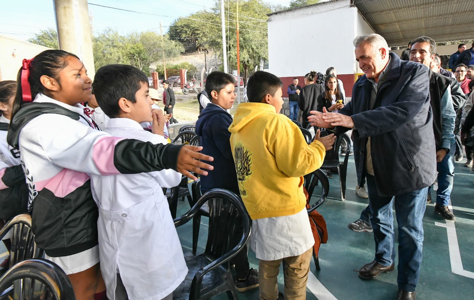 Alumnas y alumnos de la escuela pudieron conversar con el gobernador.