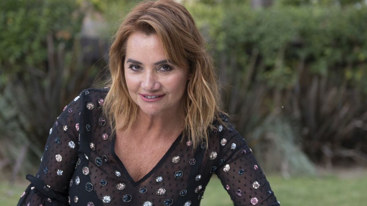Nancy Pazos se cayó en vivo, no llevaba ropa interior y se hizo viral en las redes