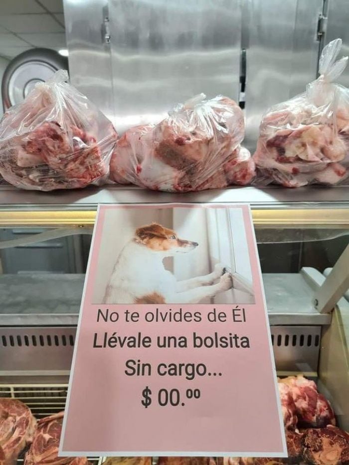 Una carnicería de Corrientes regala bolsitas con carne para perritos.