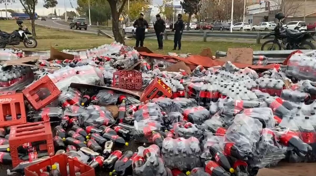 Luego del accidente con el camión de las Coca Cola´s, las redes se llenaron de memes y venta de botellas
