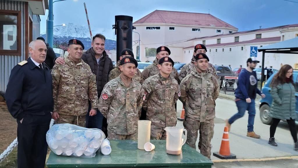 El Comandante del Área Naval Austral, Contraalmirante Walter Ernesto Doná, acompañó a los miembros de la Armada y al equipo de la Municipalidad durante el evento.