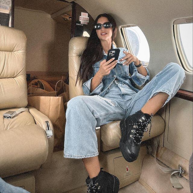 Zaira Nara mostró su estilo denim para un vuelo privado a Uruguay.