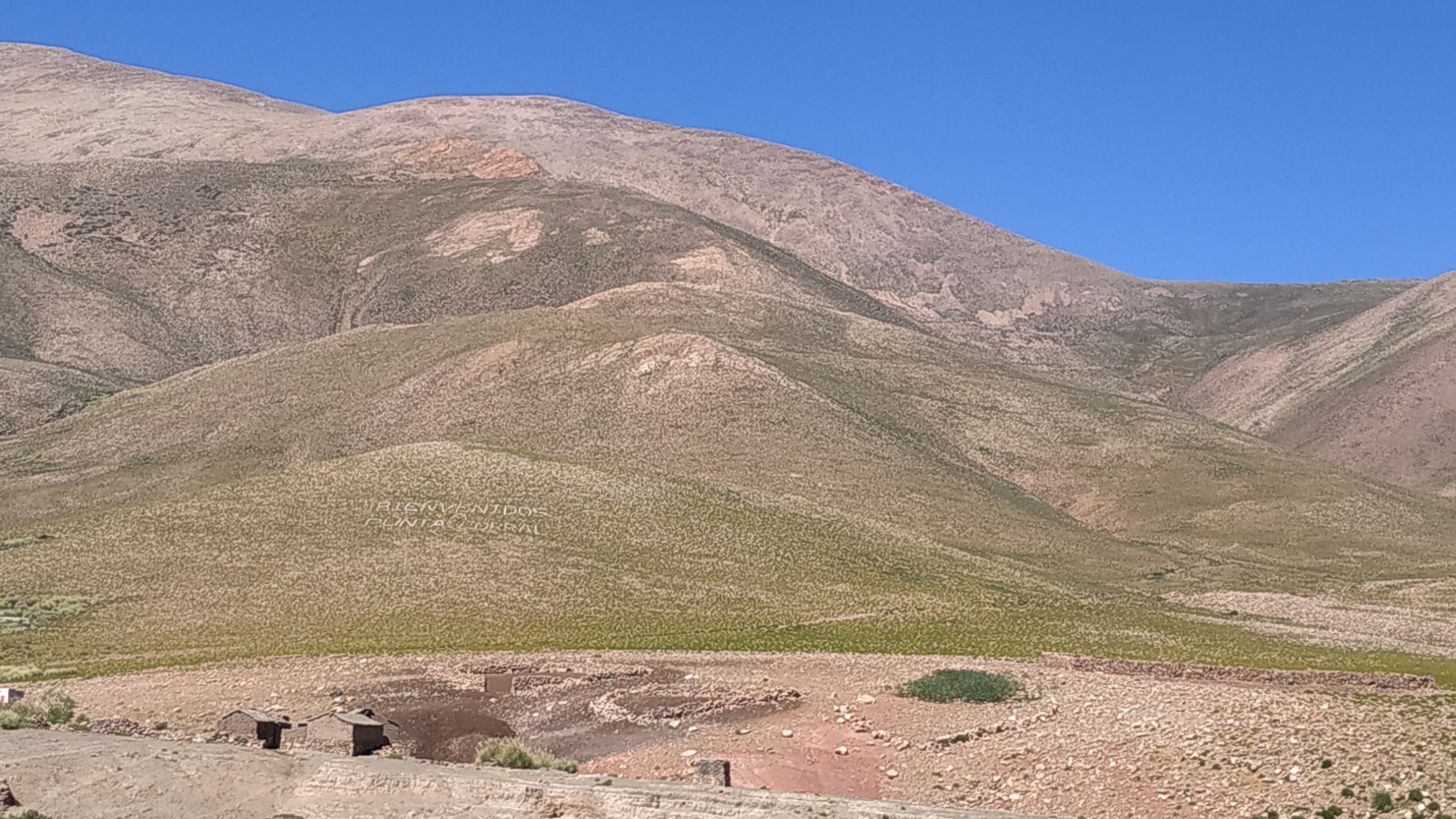 Superadas las dificultades del ascenso, el caminante llega al abra y encuentra en la falda del cerro un mensaje de bienvenida que saluda su esfuerzo y agradece su fe.