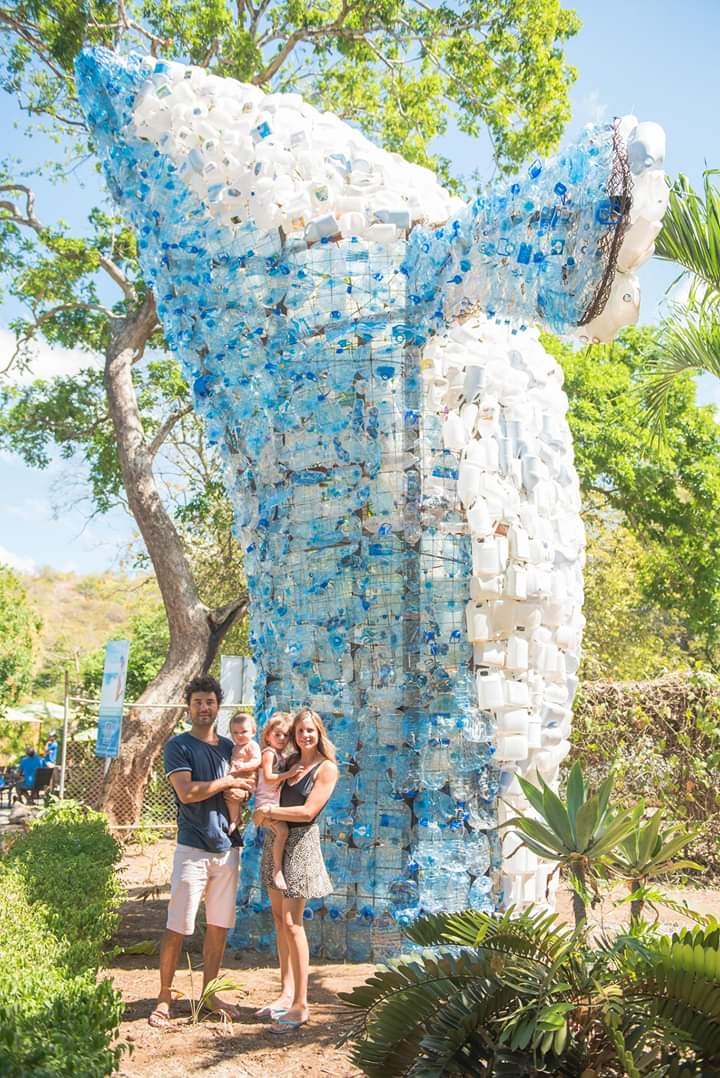 La ballena de 8 metros que construyeron con plásticos recuperados del mar.