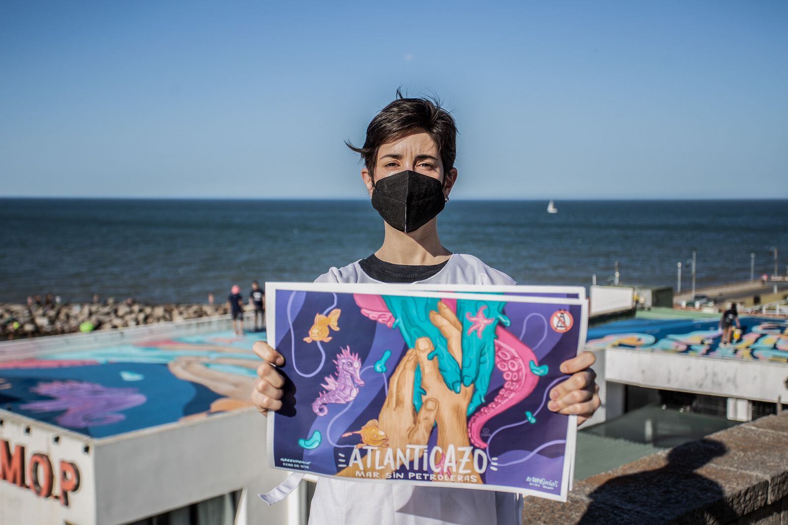 Su última obra se puede ver desde la costa en Cabo Corrientes y sus ilustraciones se viralizan en cada posteo por la causa.