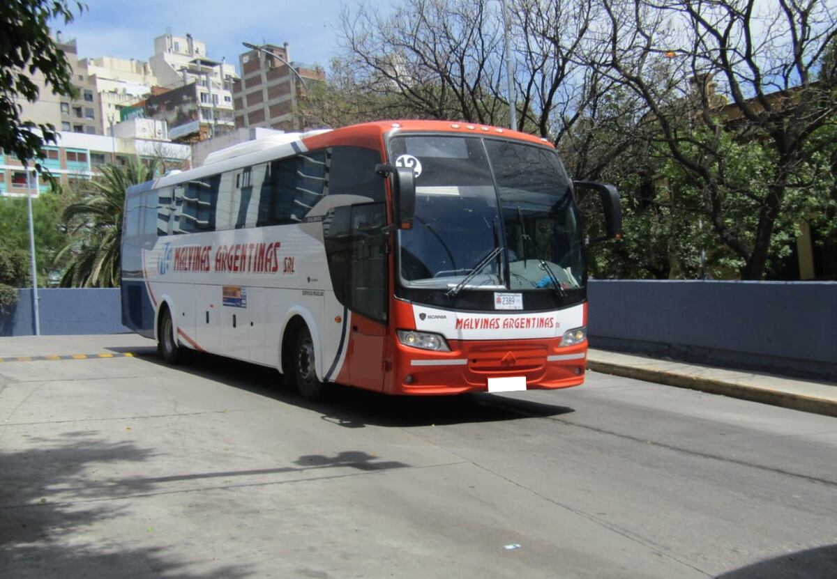 Fuertes imágenes: un colectivo con pasajeros y un auto chocaron en Córdoba