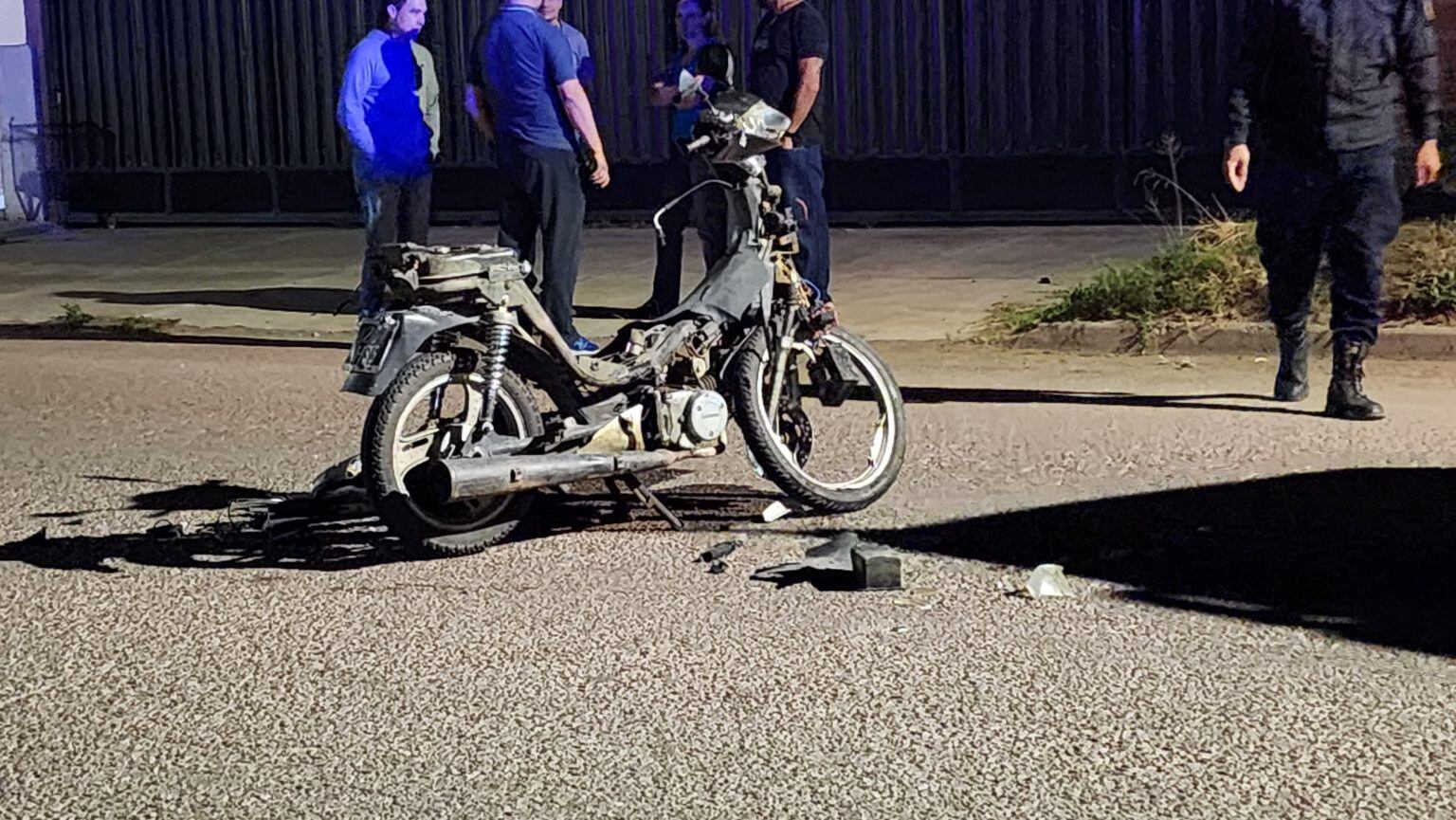 La motocicleta involucrada en el choque.