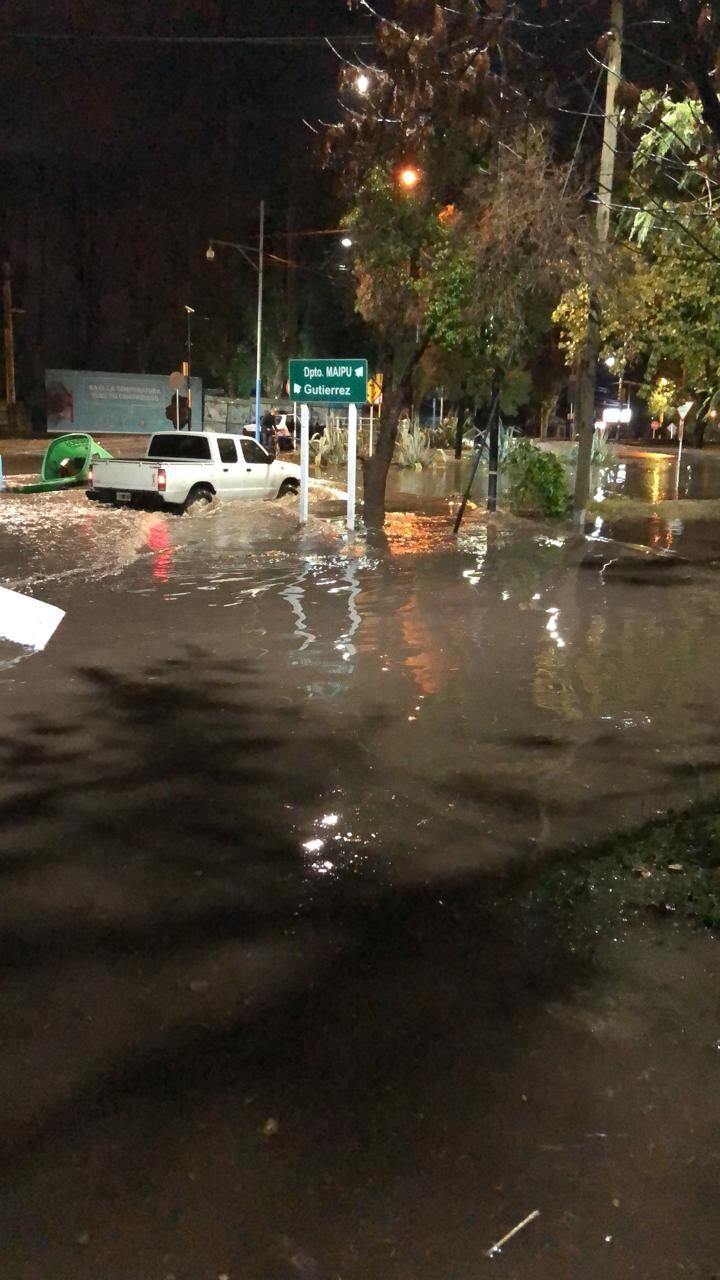 El cruce de Variante y Sarmiento en Maipú. 