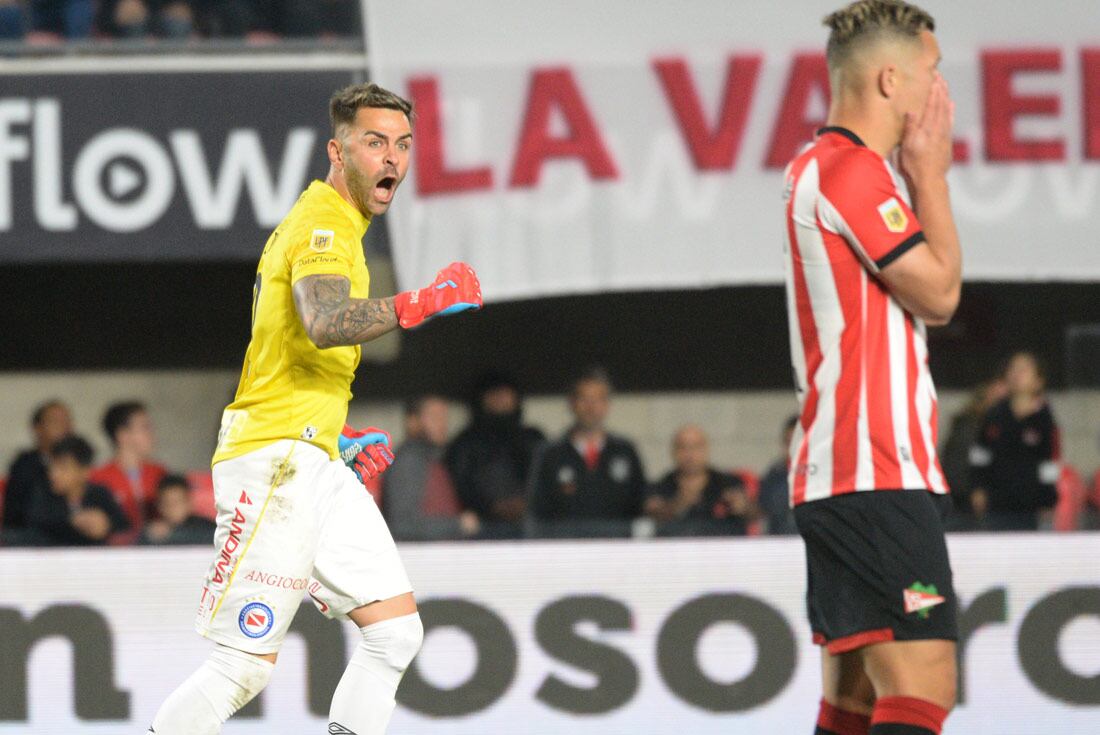 Argentinos Juniors y su arquero Lanzillota festejan el batacazo en la cancha de Estudiantes. (Fotobaires)