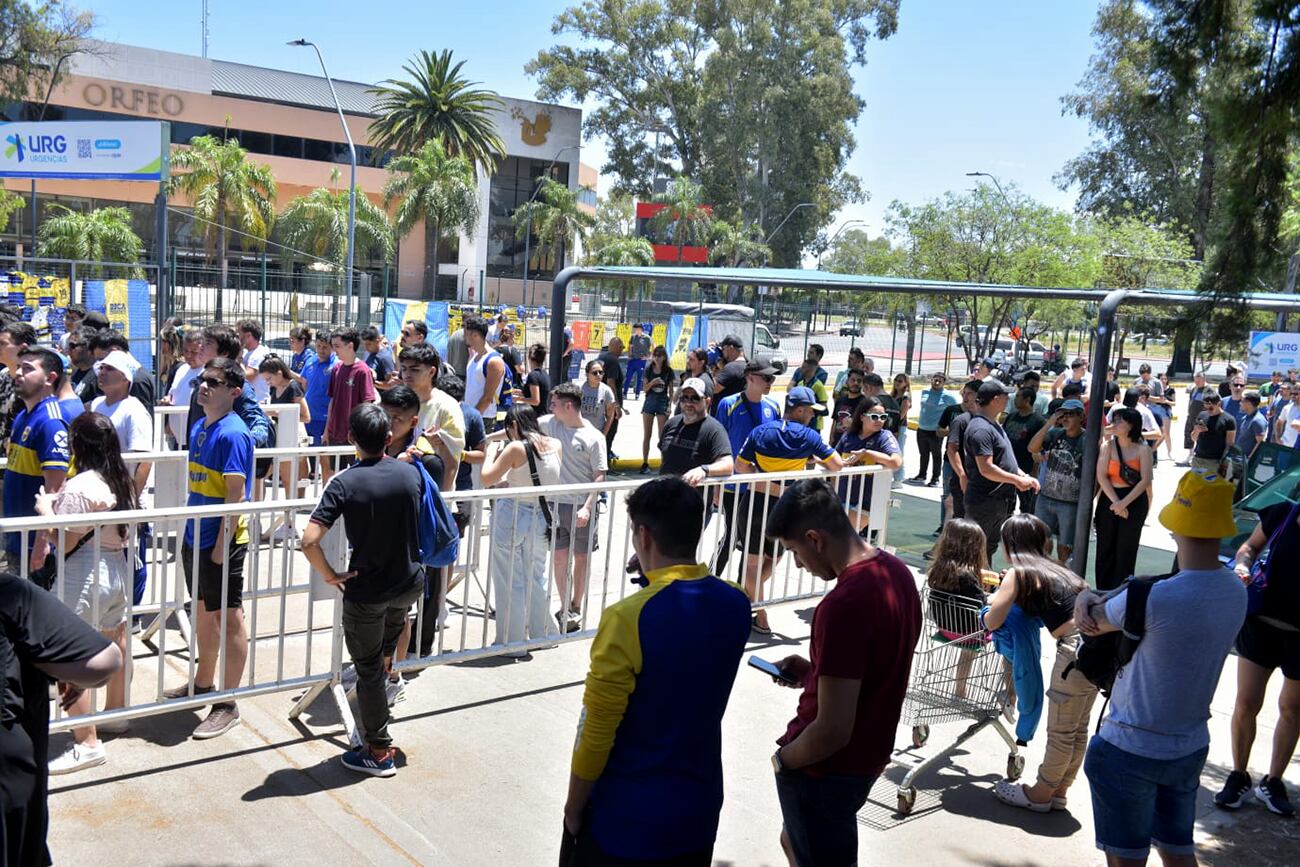 Hinchas retiran sus entradas. Boca irá en busca de la final de la Copa Argentina ante a Estudiantes LP. (José Gabriel Hernández / La Voz)