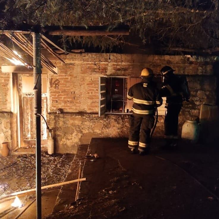 Bomberos de Icho Cruz trabajando en el siniestro este sábado por la noche.