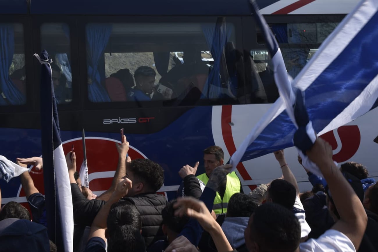 Despedida de Talleres en el aeropuerto Taravella, en Córdoba. (Ramiro Pereyra / La Voz)