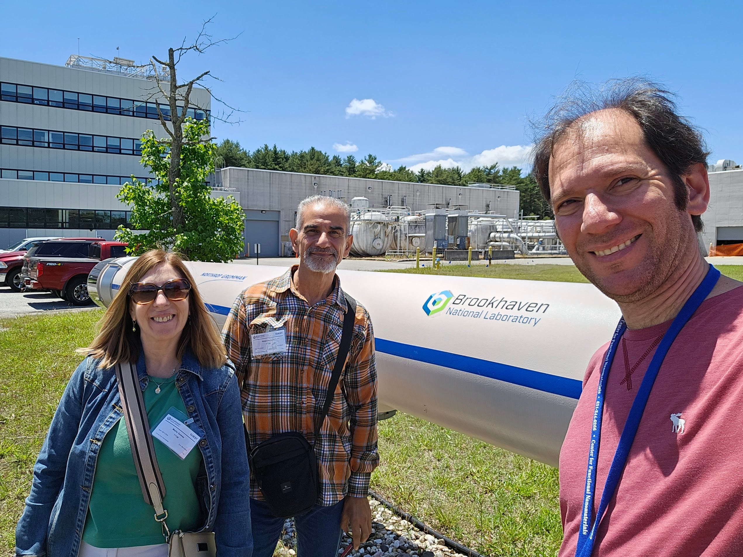 Aníbal junto a Roxana Gómez y Victor Pereyra, profesores de la Universidad Nacional de San Luis en el laboratorio estadounidense.