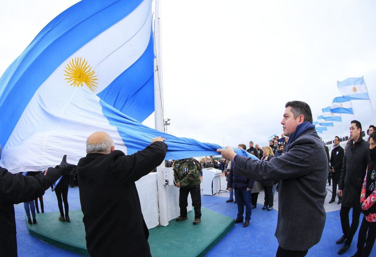 El acto central por el 2 de abril estuvo encabezado por el Intendente Martín Pérez y se realizó el tradicional Desfile.